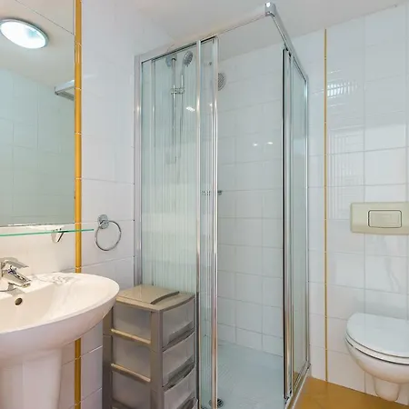 Alexandra Apartment *