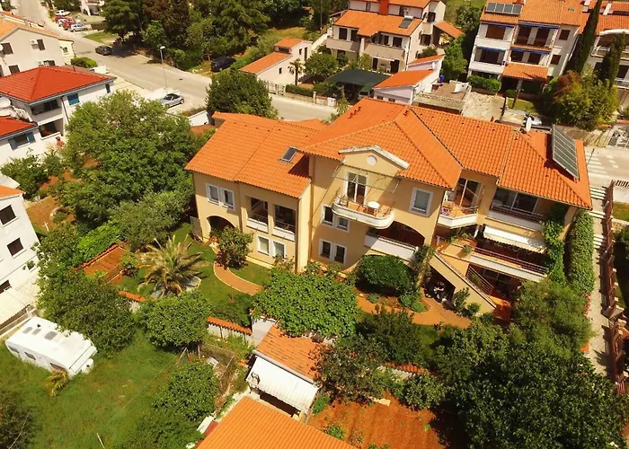 Alexandra Apartment *